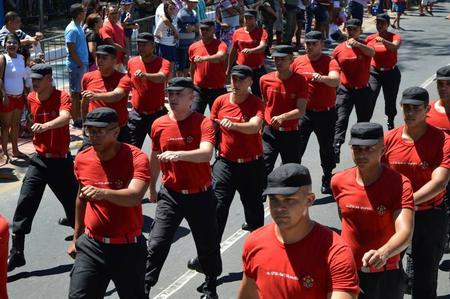 Bombeiros em formação.
