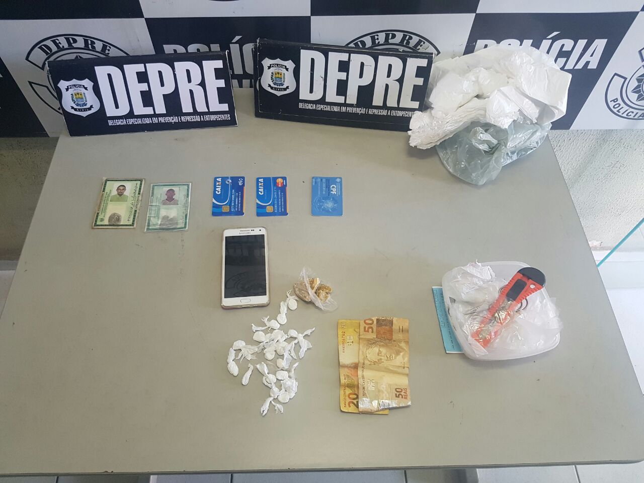Droga e materiais apreendidos com Gleiciane Regina