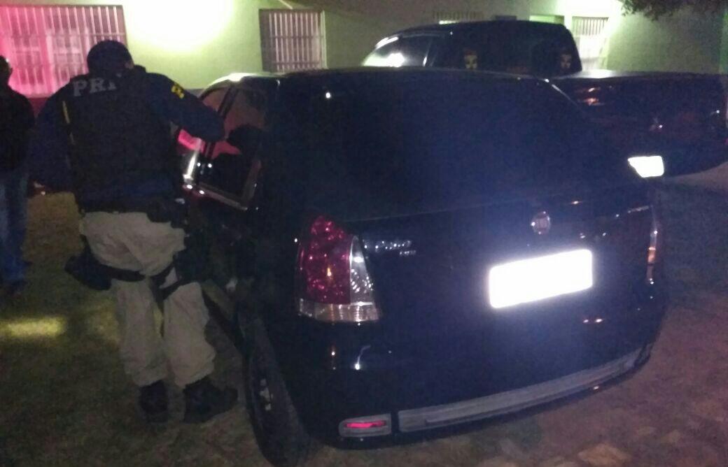 PRF apreende carro furtado em Altos