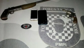 O adolescente foi apreendido com armas de fogo e aparelhos celulares.