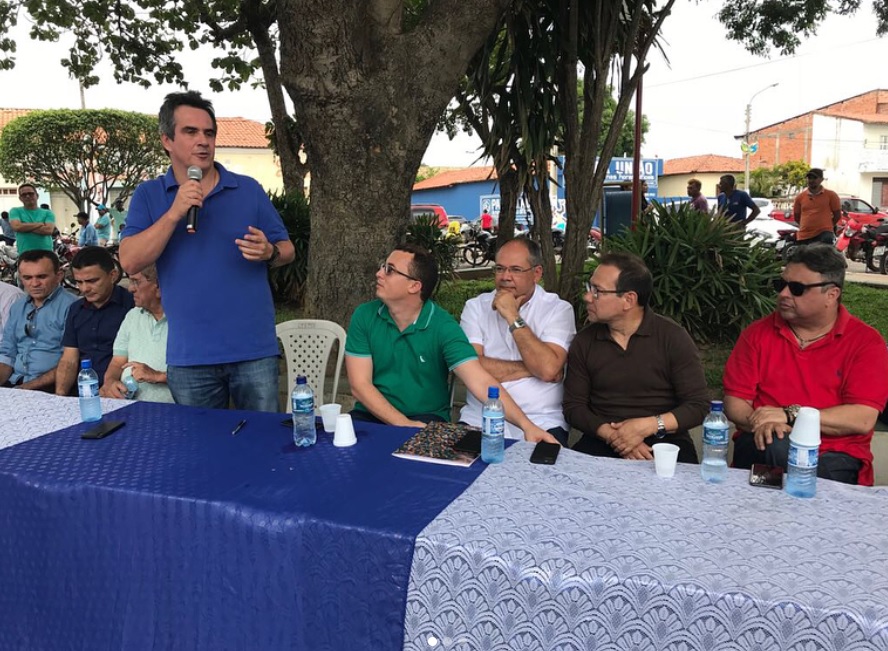 Ciro Nogueira participando da entrega de casas