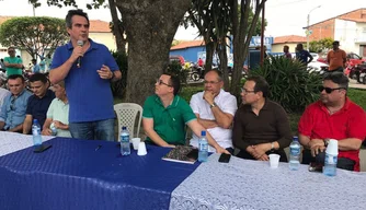 Ciro Nogueira participando da entrega de casas