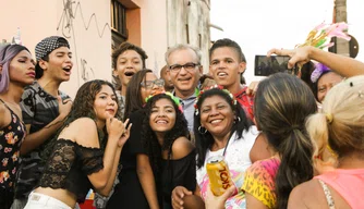 Firmino Filho com foliões em Teresina