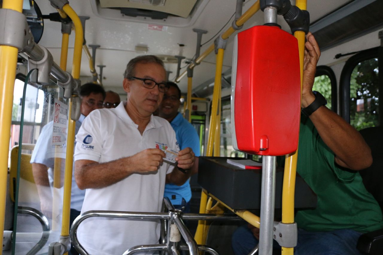 Prefeito Firmino andando de ônibus
