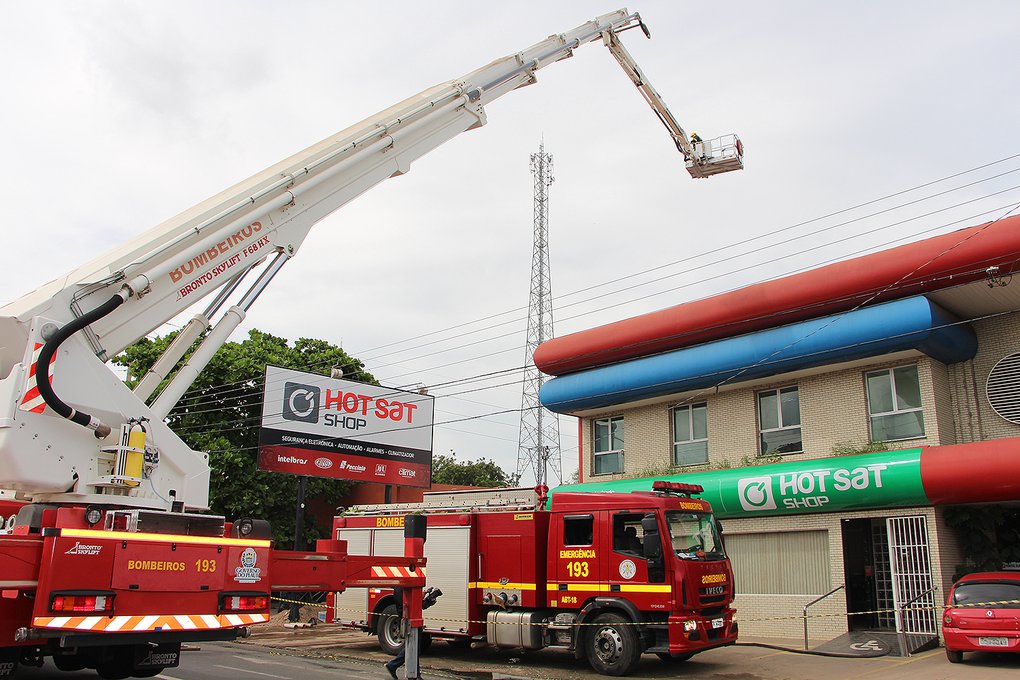 Corpo de Bombeiros de Teresina foi acionado e realizou o controle das chamas