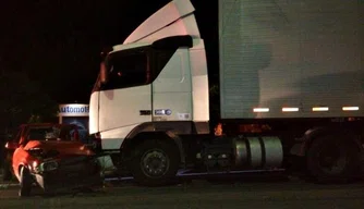 Colisão entre carro e carreta
