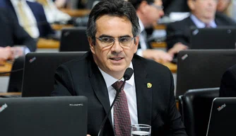 Projeto cria benefício para incentivar alunos carentes a terminarem o ensino médio.