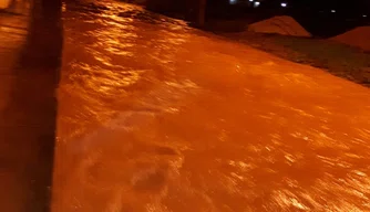 Águas das chuvas formaram uma forte correnteza no bairro Torquato Neto