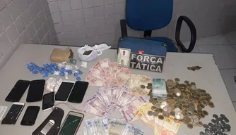 Objetos encontrados pela Força Tática em poder do acusado.