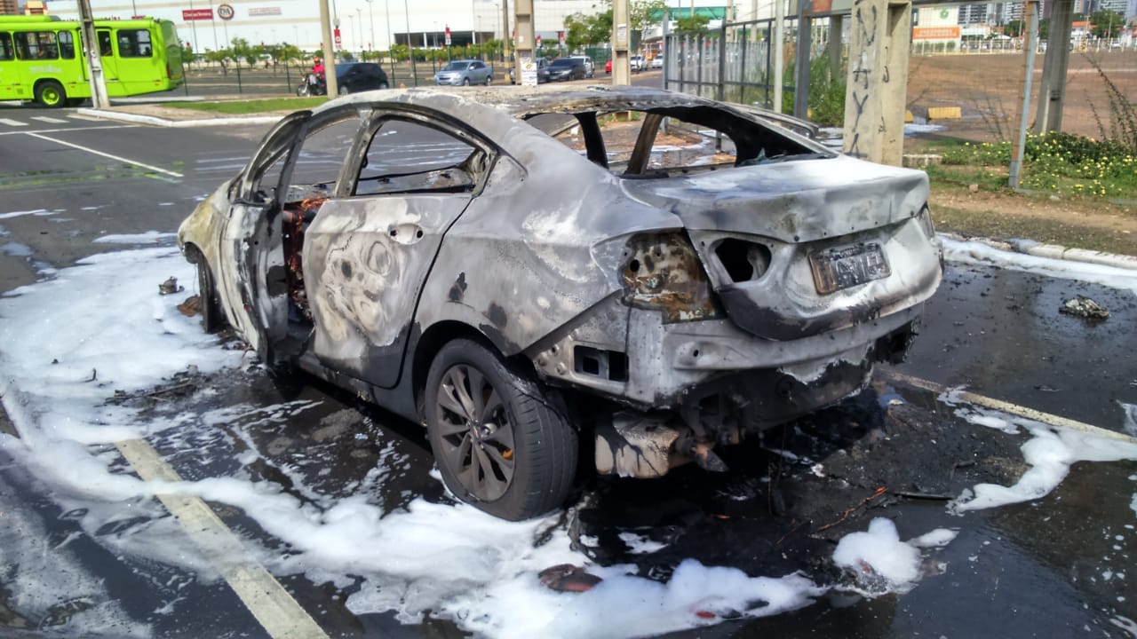 O incêndio no veículo aconteceu na manha desta sábado (22)