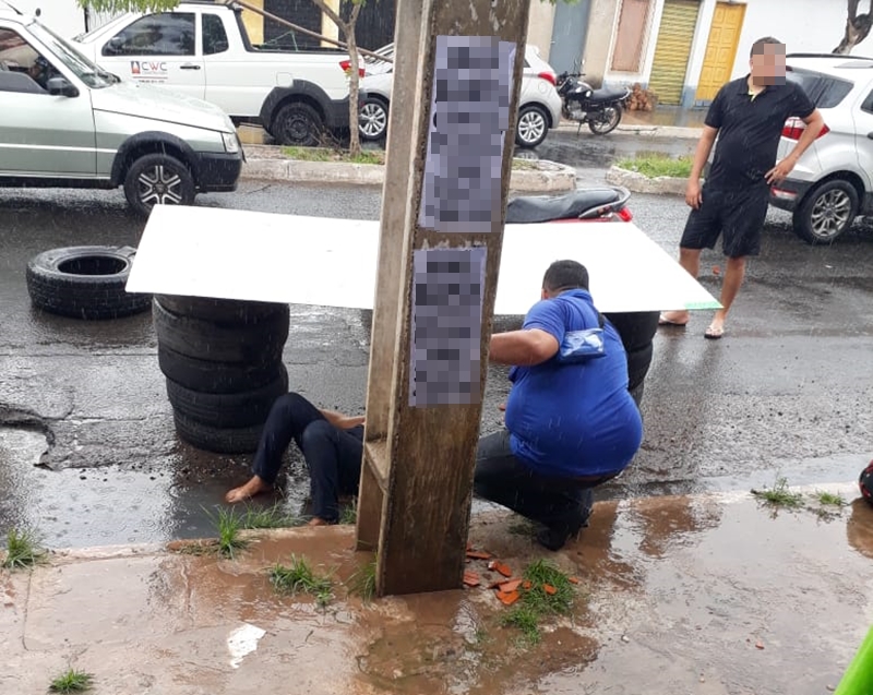 Algumas pessoas que estavam próximo ao local deram assistência à vítima.