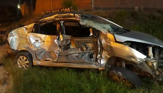 Acidente aconteceu na madrugada desta domingo (10)