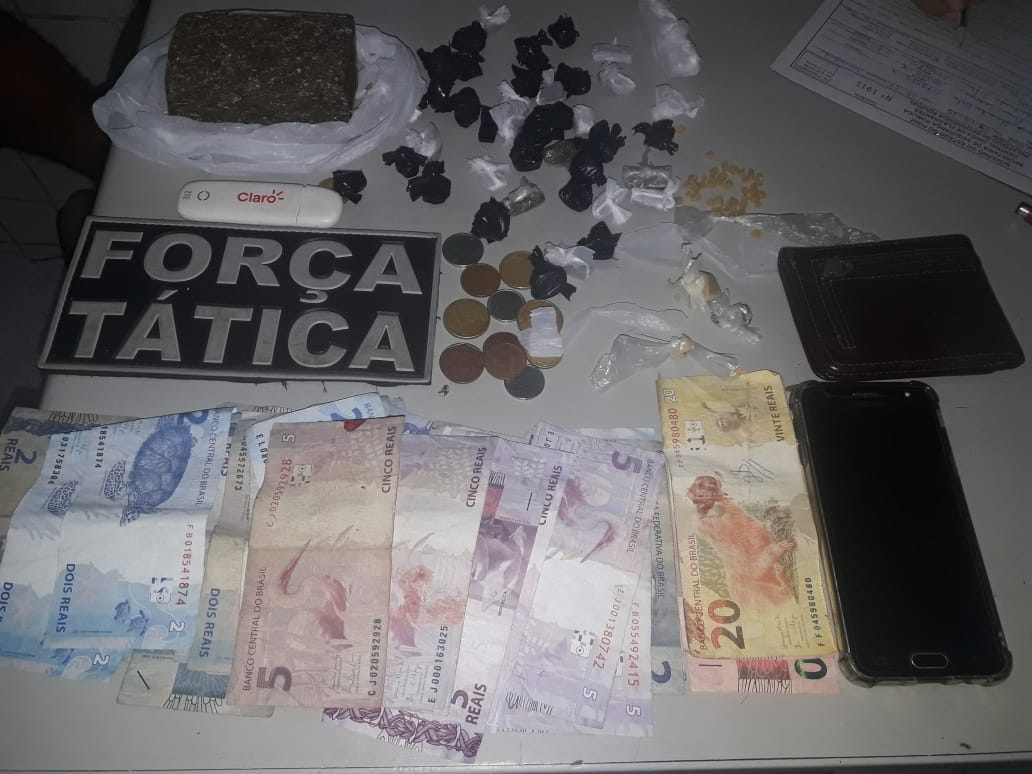 A PM encontrou entorpecentes e uma quantia em dinheiro em poder dos suspeitos.