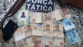 A PM apreendeu uma espingarda e R$ 500,00 em cédulas falsas que estavam em poder do suspeito.
