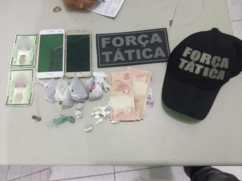 A Força Tática apreendeu entorpecentes na residência utilizada pelas irmãs.
