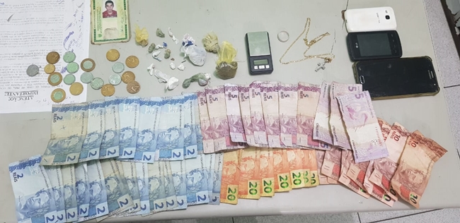 Material apreendido pela Polícia Militar.
