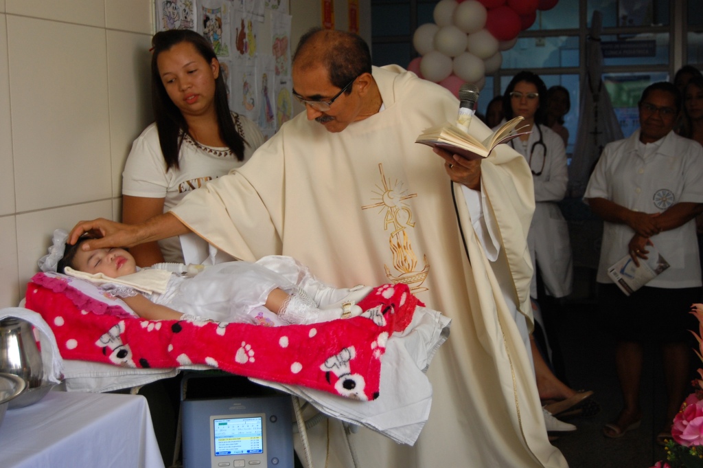Bebe sendo batizado