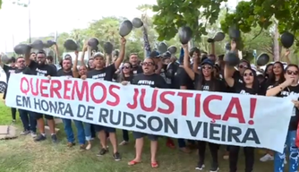 Familiares e amigos de Rudson realizam protesto pedindo justiça e prisão de PM