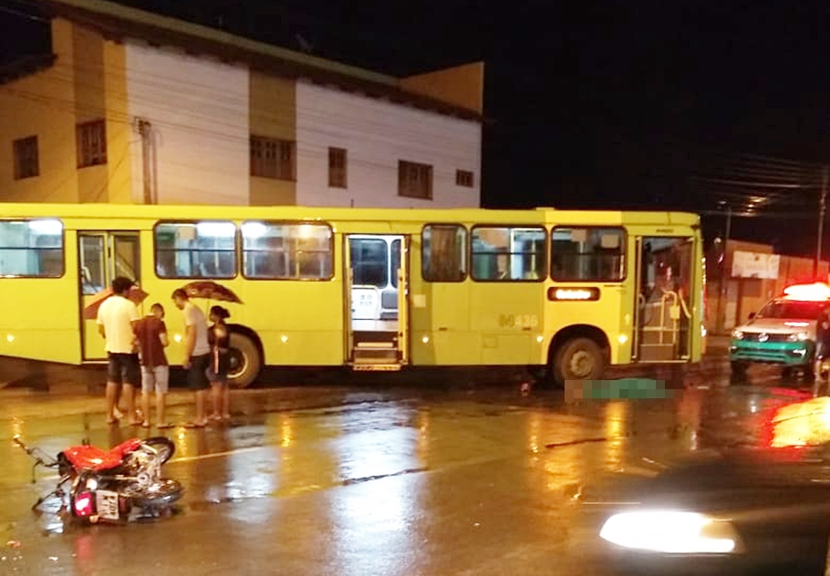 Homem morre após colisão entre ônibus e moto no Torquato Neto