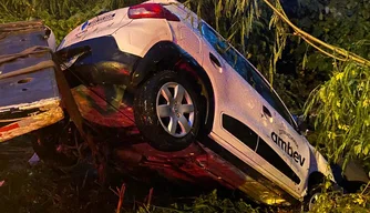 Carro arrastado pela chuva