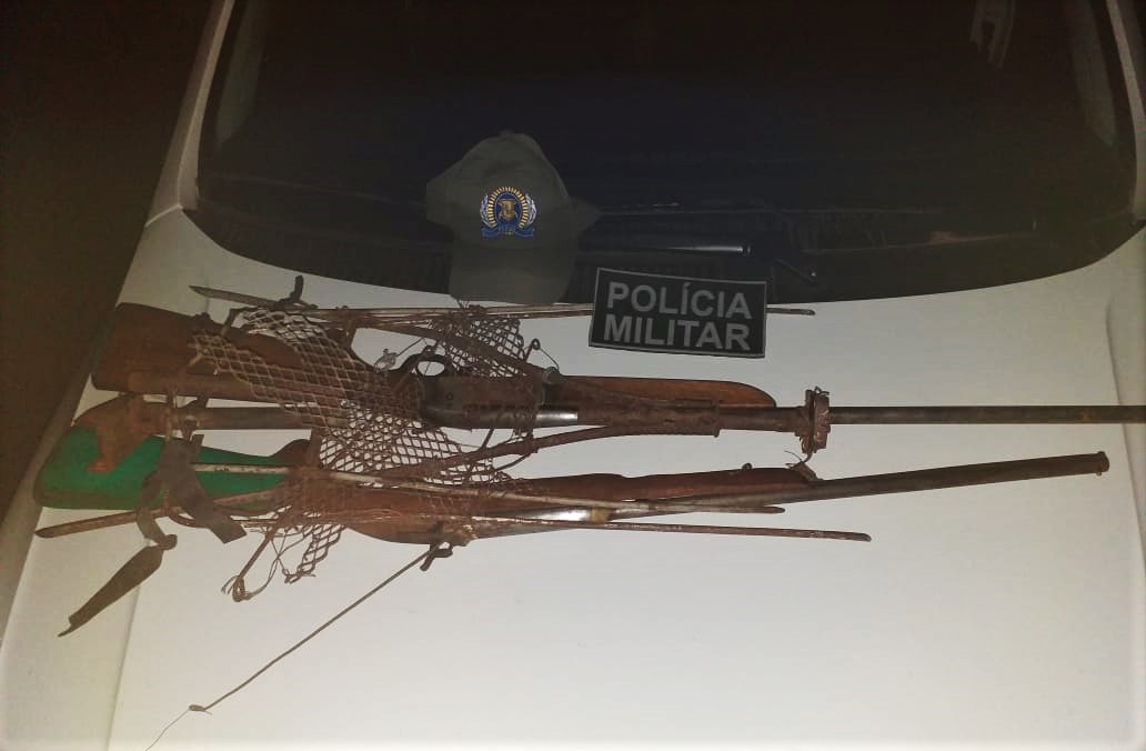 PM prende homem com armas de caça na cidade de Altos