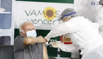 Joaquim Vaz, médico obstetra de 75 anos, que atua há 45 anos, foi o primeiro a ser vacinado.