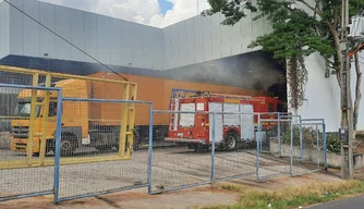 Carreta dos Correios pega fogo