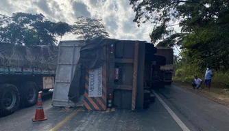 Carreta carregada de milho tomba em Altos