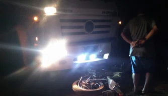 Motociclista morre ao colidir com caminhão