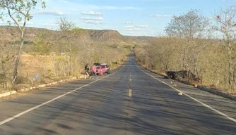 Motorista perde o controle do carro e capota na BR 135 em Gilbués.