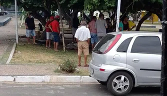 Homem atacado por abelhas