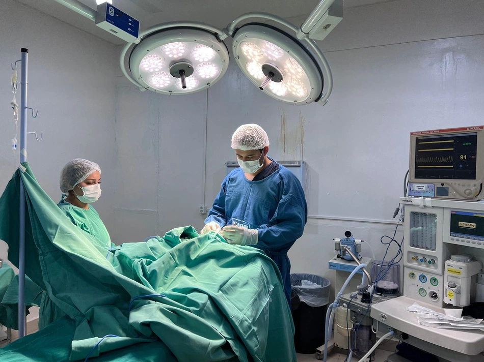 Neurocirurgia sendo realizada