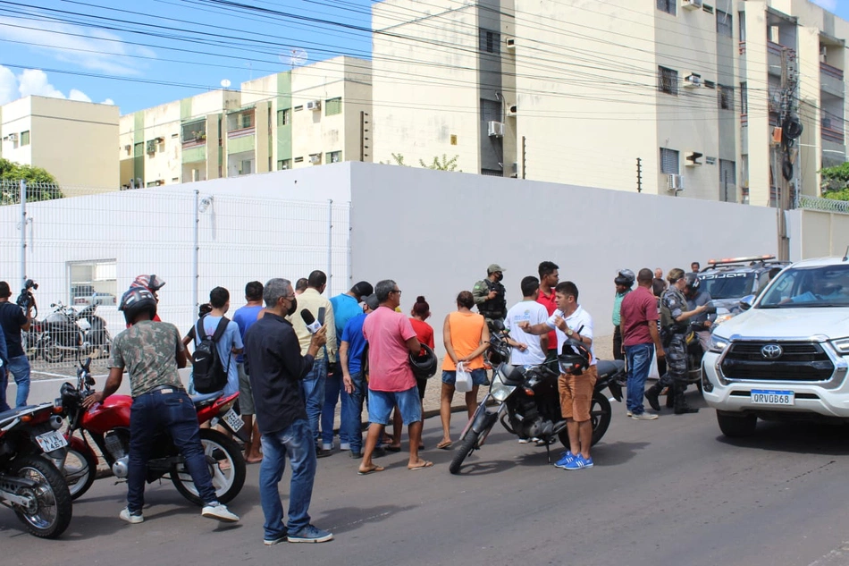 Aglomeração de pessoas no local do ocorrido.