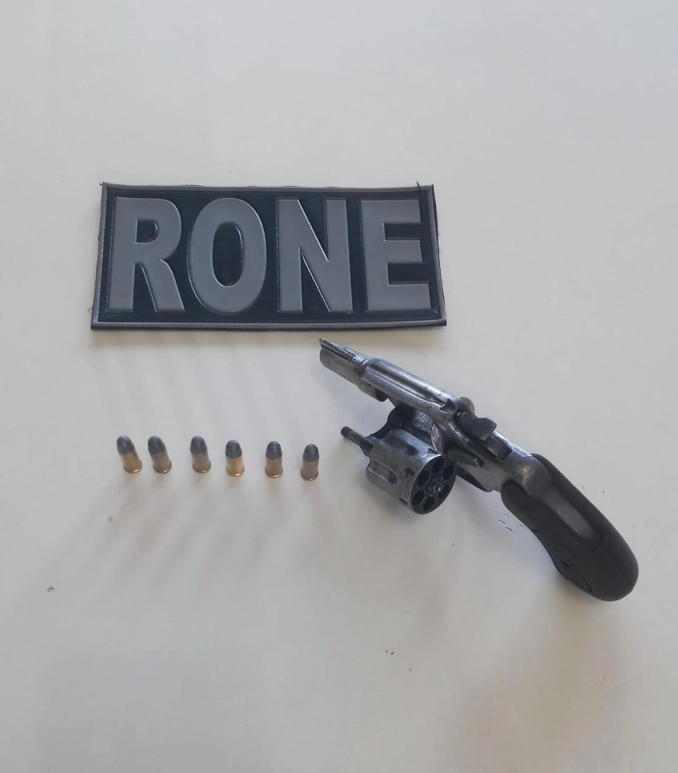 Arma de fogo e munições apreendidas pela Polícia Militar.