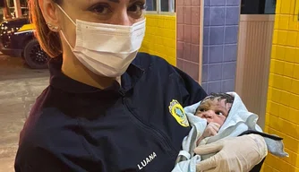 PRF realiza parto na BR 343