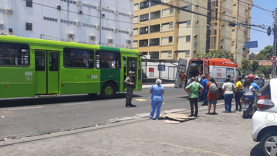 Acidente entre moto e ônibus no centro de Teresina.