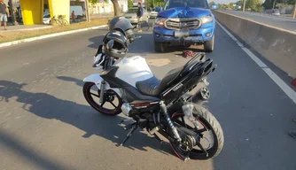 Acidente entre motocicleta e carro deixa dois feridos em Teresina.