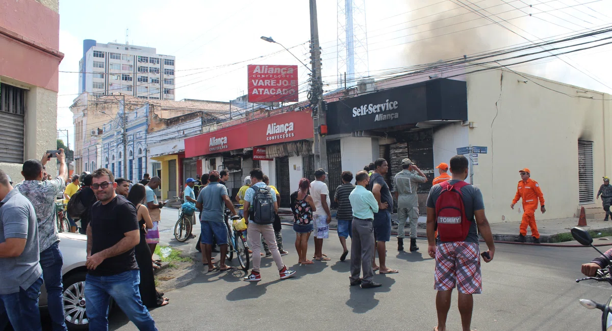 Incêndio em grande proporção atinge duas lojas em Teresina