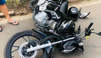 Motocicleta envolvida em acidente.