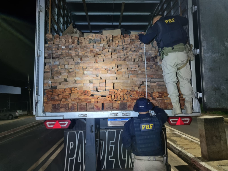 PRF apreende grande carga de madeira ilegal na cidade de Floriano
