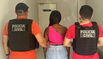 Mulher é presa por tráfico de drogas no bairro Portal da Alegria.