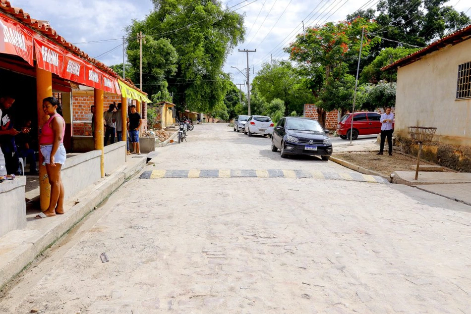 Entrega de obras na zona Leste