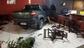 Carro invade loja de conveniência