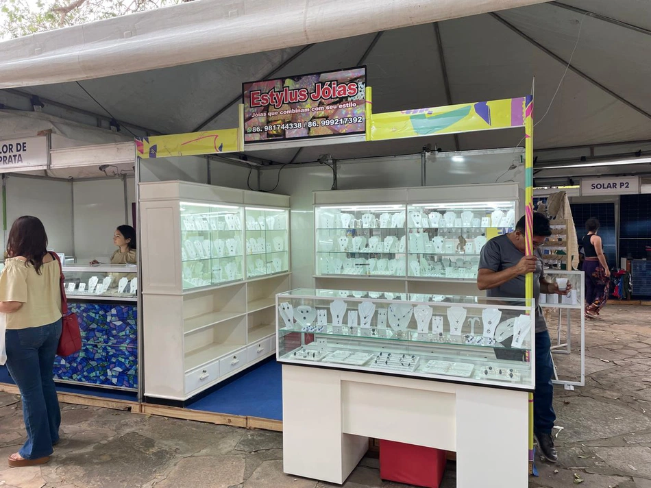 Vendas de jóias e opalas no Festival de Inverno