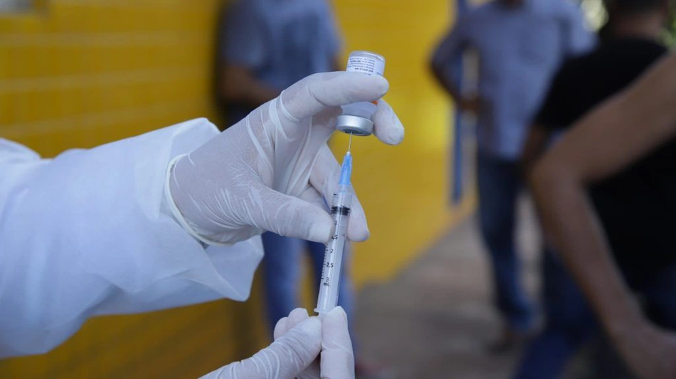 Vacinação contra dengue para adolescentes de 14 anos.