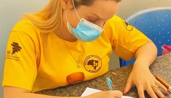 Profissionais atendem população