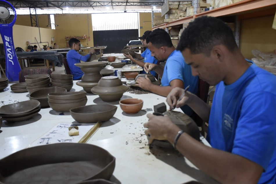 Trabalhadores na fábrica de cerâmica