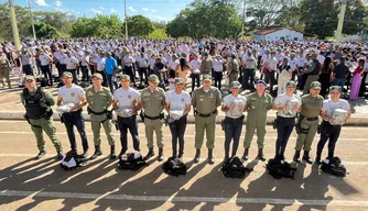 Soldados recebem primeiros uniformes da Polícia Militar
