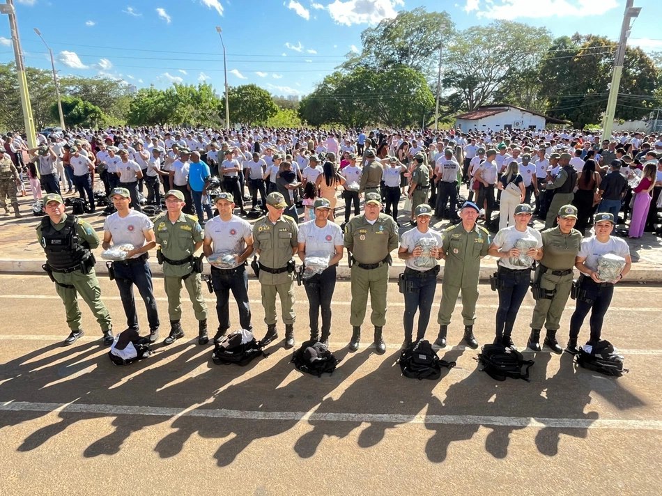 Soldados recebem primeiros uniformes da Polícia Militar