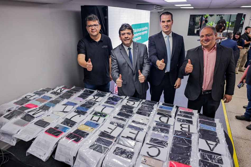 Solenidade: entrega de aparelhos celulares